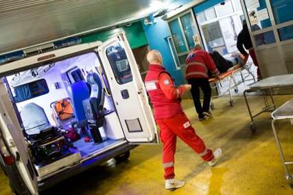 Hitno prevezen u bolnicu: Nepoznata osoba sasula hice u muškarca (40)