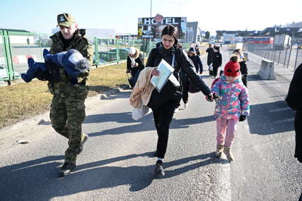 MOST IGRAČAKA Nesvakidašnji doček ukrajinskih izbjeglica u Rumuniji (FOTO)