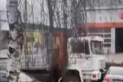 NEOBIČAN PRIZOR Kamion gura automobil ulicom kao kantu, prolaznici u šoku (VIDEO)