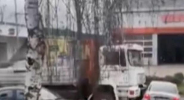 NEOBIČAN PRIZOR Kamion gura automobil ulicom kao kantu, prolaznici u šoku (VIDEO)