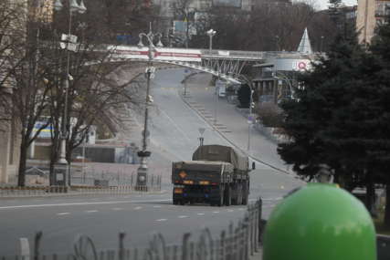 Granata pogodila trolejbus: U Kijevu snimljen trenutak pada ruskog projektila (VIDEO)