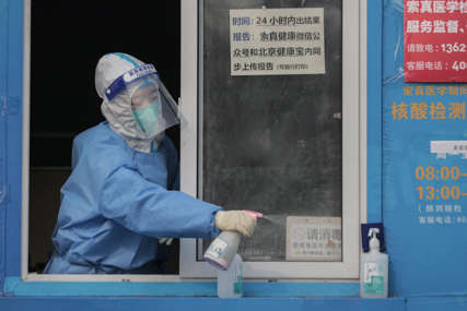 Broj zaraženih koronom u Kini UDVOSTRUČEN: Neke zgrade ograđene da bi se ljudi testirali