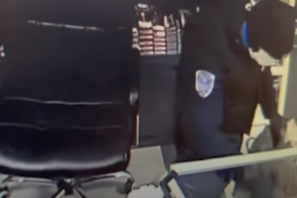 FILMSKA KRAĐA Ovako je lažni policajac uzeo pištolje vrijednosti 55.000KM (VIDEO)