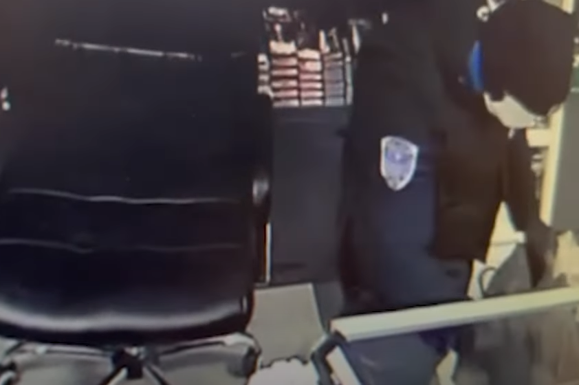FILMSKA KRAĐA Ovako je lažni policajac uzeo pištolje vrijednosti 55.000KM (VIDEO)