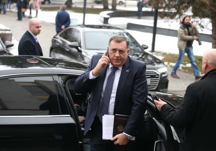 Dodik po receptu Novalića: Ne izlazi iz helikoptera i auta, a NAMA PRIČA O ŠTEDNJI goriva (VIDEO)