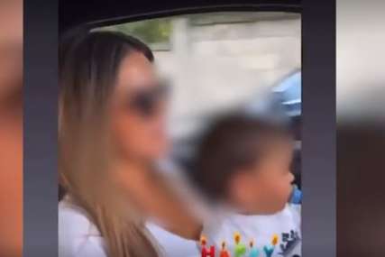 JAVNOST ZGROŽENA Blogerka dala dvogodišnjem sinu da vozi auto (VIDEO)