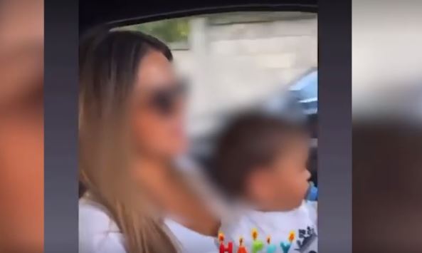 JAVNOST ZGROŽENA Blogerka dala dvogodišnjem sinu da vozi auto (VIDEO)