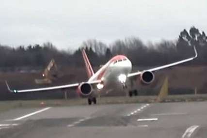 DRAMATIČNO SLIJETANJE Oluja bacala avion s jedne na drugu stranu piste (VIDEO)