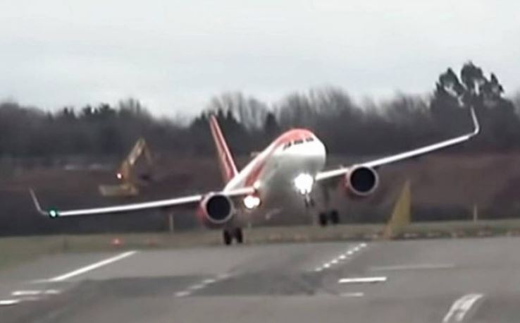 DRAMATIČNO SLIJETANJE Oluja bacala avion s jedne na drugu stranu piste (VIDEO)