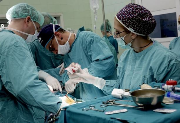 Prečnik tumora iznosio je jedan metar: Djevojci (24) ljekari uklonili cistu na jajniku tešku 100 kg