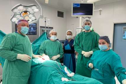 Prvi put ovom metodom:  Ortopedi UKC Srpske uradili komplikovanu operaciju prelomljenog pršljenja