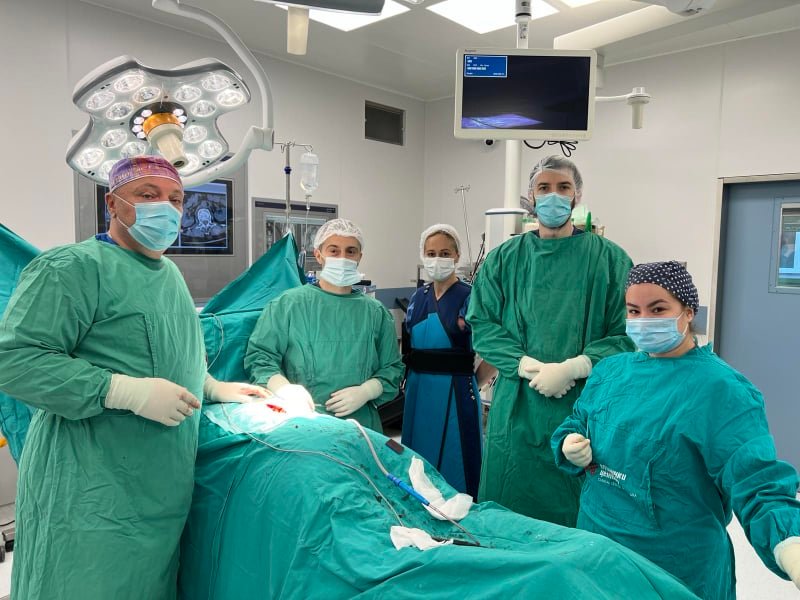 Prvi put ovom metodom:  Ortopedi UKC Srpske uradili komplikovanu operaciju prelomljenog pršljenja