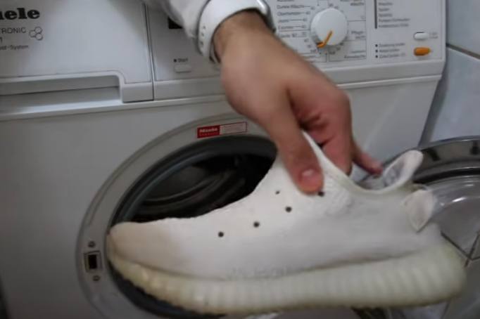 Stare bijele patike će zablistati kao nove: Super trik za čišćenje za koji su potrebna samo 3 sastojka (VIDEO)