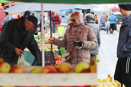 "Daj dvije paprike i jednu bananu" Cijene rastu, građani voće i povrće KUPUJU NA KOMAD (FOTO)