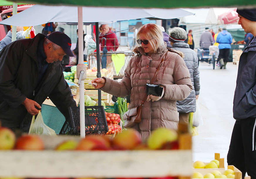 "Daj dvije paprike i jednu bananu" Cijene rastu, građani voće i povrće KUPUJU NA KOMAD (FOTO)
