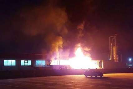Dim i plamen kuljaju u nebo: Gori fabrika paleta, materijalna šteta već ogromna (FOTO)