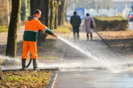 Počele aktivnosti uređenja i čišćenja grada: Komunalci peru banjalučke ulice