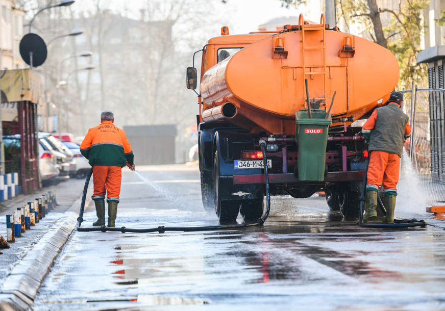 POVOLJNI VREMENSKI USLOVI Počelo pranje ulica i čišćenje grada (FOTO)