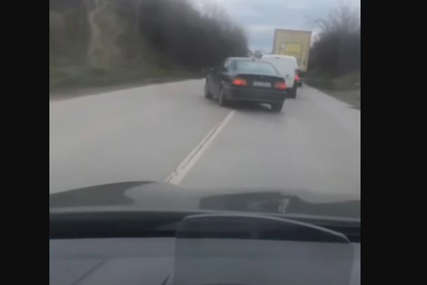 BAHATA VOŽNJA Preko pune linije vozač BMW pretiče kolonu u kojoj je i kamion (VIDEO)