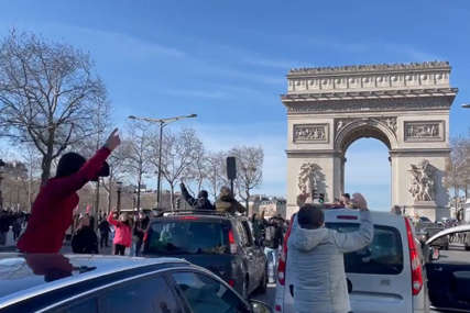 HAOS U PARIZU Demonstracije kod Trijumfalne kapije, policija izvela oklopna vozila, bačen je suzavac (VIDEO)