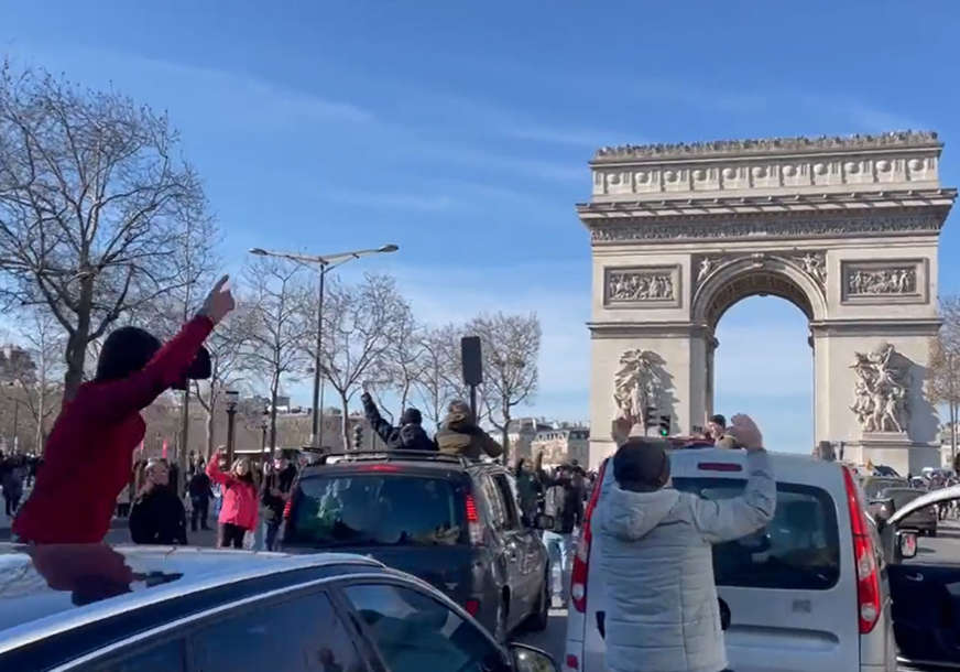 HAOS U PARIZU Demonstracije kod Trijumfalne kapije, policija izvela oklopna vozila, bačen je suzavac (VIDEO)