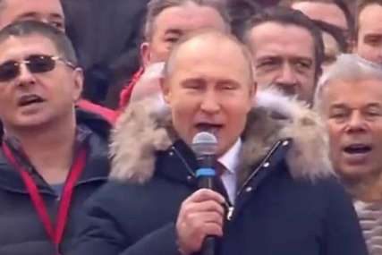 HIT NA INTERNETU Putin zapjevao himnu sa 130.000 ljudi (VIDEO)