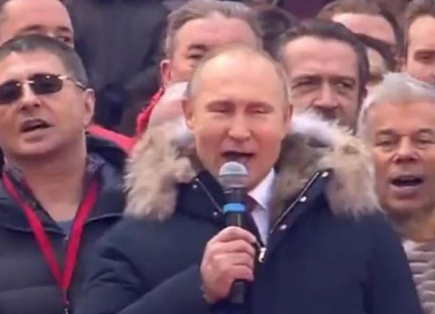 HIT NA INTERNETU Putin zapjevao himnu sa 130.000 ljudi (VIDEO)