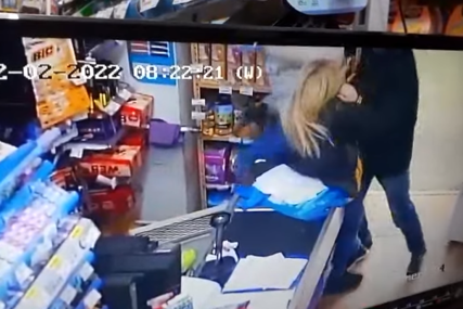 UDARILI ISTRAUMIRANU RADNICU Prijetili pištoljem, pa opljačkali prodavnicu (VIDEO)