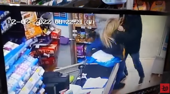 Udarili radnicu i prijetili joj pištoljem: Uhapšeni pljačkaši prodavnice u Sarajevu (VIDEO)