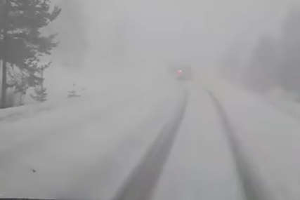 MEĆAVA NA PUTU Snijeg otežava saobraćaj preko Romanije (VIDEO)