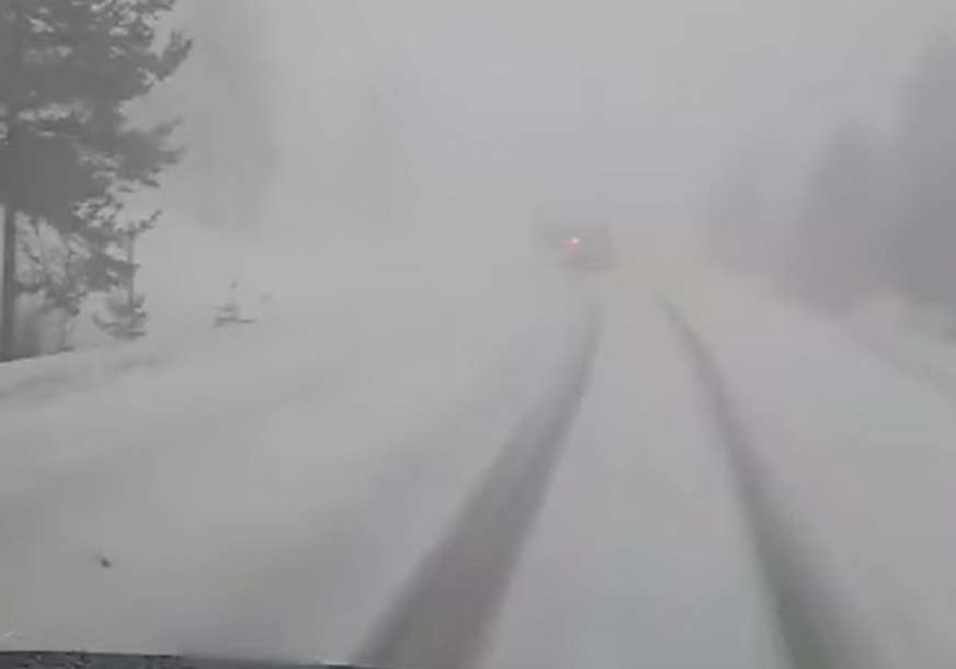 MEĆAVA NA PUTU Snijeg otežava saobraćaj preko Romanije (VIDEO)