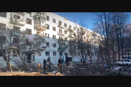 Rusi su gađali CIVILNE OBJEKTE? Objavljen snimak granatirane stambene zgrade u ukajinskom gradu (VIDEO)