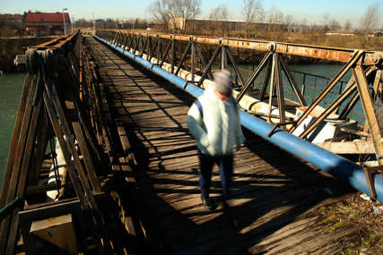 Trule daske pucketaju pod nogama: Stari most u Trapistima oronuo, ali još ima onih koji ga prelaze (FOTO)
