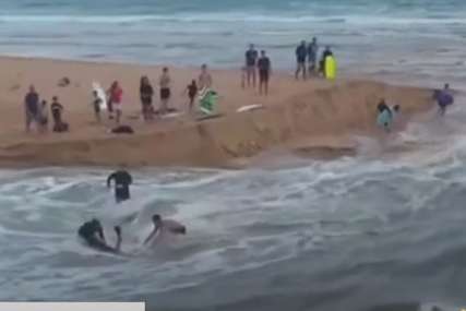 STRUJA GA VUKLA U MORE Hrabri surferi spasili muškarca od sigurne smrti (VIDEO)