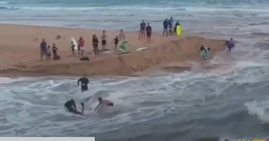 STRUJA GA VUKLA U MORE Hrabri surferi spasili muškarca od sigurne smrti (VIDEO)