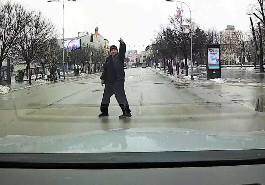 Banjalučki taksista nakon INCIDENTA SA SUZAVCEM "Pješak je prošao kroz crveno svjetlo i on je mene napao" (FOTO, VIDEO)