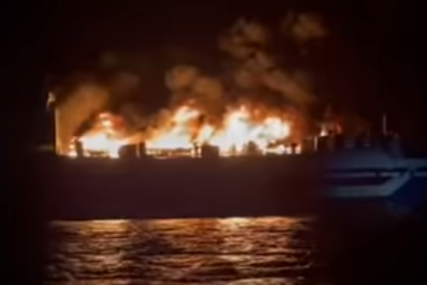 HELIKOPTERIMA SPASAVAJU LJUDE Zapalio se trajekt za automobile, na brodu 300 osoba