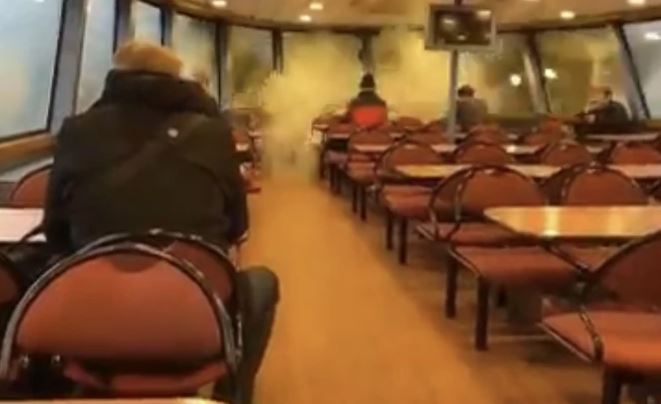 Oluja kao iz horor filma: Putnici sjede, a onda prozore trajekta RAZBIJA OGROMAN TALAS, ima povrijeđenih (VIDEO)