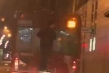 Zbog želje za dokazivanjem rizikuju život: Mladić se vozi zakačen za zadnji dio trolejbusa (VIDEO)