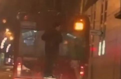 Zbog želje za dokazivanjem rizikuju život: Mladić se vozi zakačen za zadnji dio trolejbusa (VIDEO)