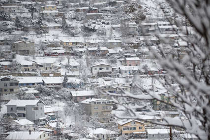 MEĆAVA POKIDALA ŽICE Oko 20.000 domaćinstava bez struje zbog snijega