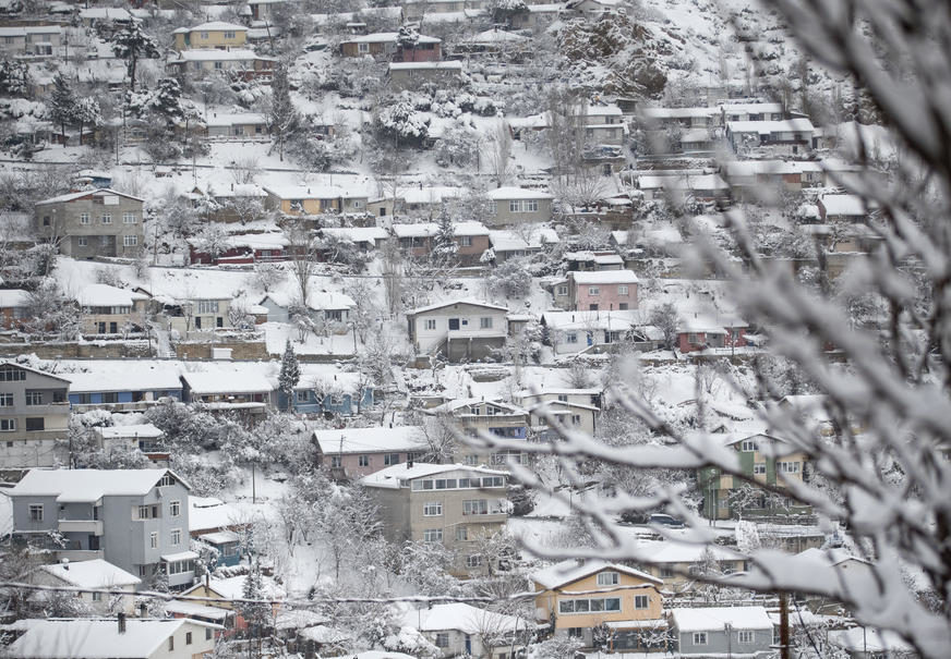 MEĆAVA POKIDALA ŽICE Oko 20.000 domaćinstava bez struje zbog snijega