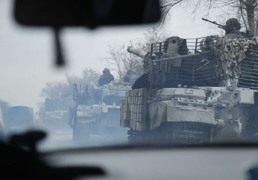 Građani stoje ispred ruskih tenkova: Pogledajte kako ih Ukrajinci pokušavaju blokirati rukama i biciklima (VIDEO)