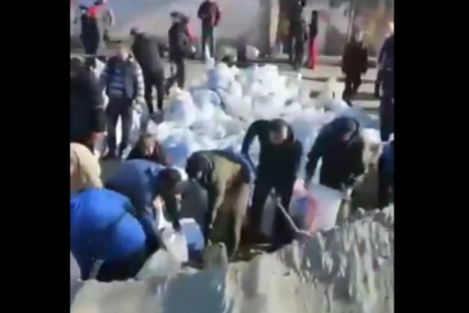 “Nikad do sada nisam vidio takvo jedinstvo“ Ukrajinci vrećama sa pijeskom prave blokade na putevima (VIDEO)