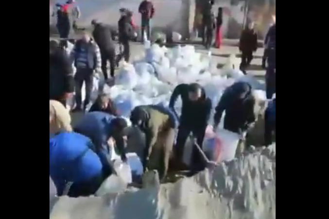 “Nikad do sada nisam vidio takvo jedinstvo“ Ukrajinci vrećama sa pijeskom prave blokade na putevima (VIDEO)