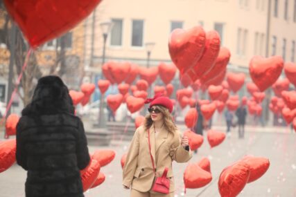 LJUBAV U CENTRU BANJALUKE Zbog crvenih balona nema ko nije napravio selfi (FOTO)