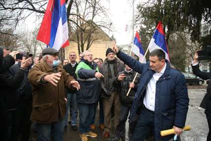 Izviždali Đajića, VUKANOVIĆ IH PODRŽAO: Protest grupe boraca pred Narodnom skupštinom (FOTO, VIDEO)