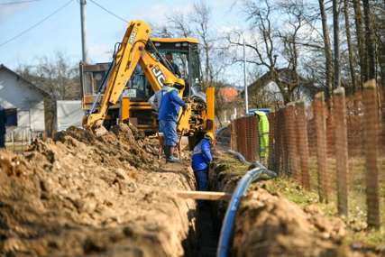 Vodosnabdijevanje za 30 domaćinstava: Počela izgradnja vodovodne mreže u zaseoku Preradi (FOTO)
