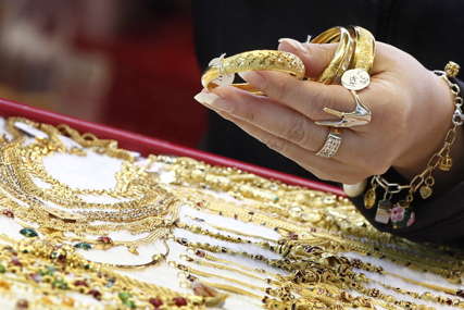 AUTOBUS PUN KRIJUMČARENE ROBE Žena ispod pazuha pokušala prokrijumčariti dva kilograma zlatnog nakita