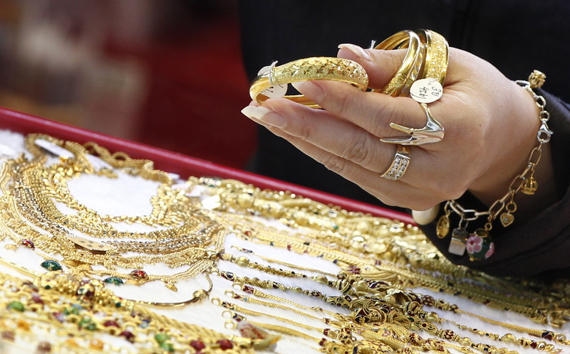 AUTOBUS PUN KRIJUMČARENE ROBE Žena ispod pazuha pokušala prokrijumčariti dva kilograma zlatnog nakita